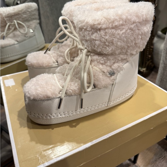 MICHAEL Michael Kors Cream Winter Boots with Furry Cuff Zelda Bootie Size 9 - Picture 1 of 5